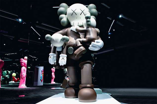 Seni instalasi Kaws: Along The Way dari Kaws dan (HOCA).