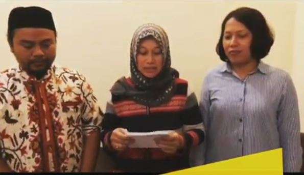 Wanita ini meminta maaf karena telah mendorong anaknya ke luar mobil.