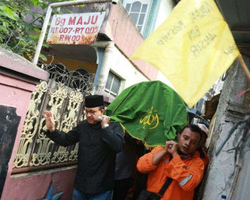 Gubernur DKI Jakarta Anies Baswedan ikut menandu keranda Naufal Rosyid