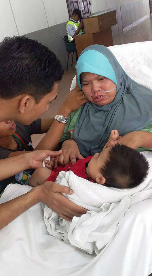 Ibu ini emosial karena sentuh anaknya usai koma lima bulan (Foto: Facebook/Hasirah Nujiey)