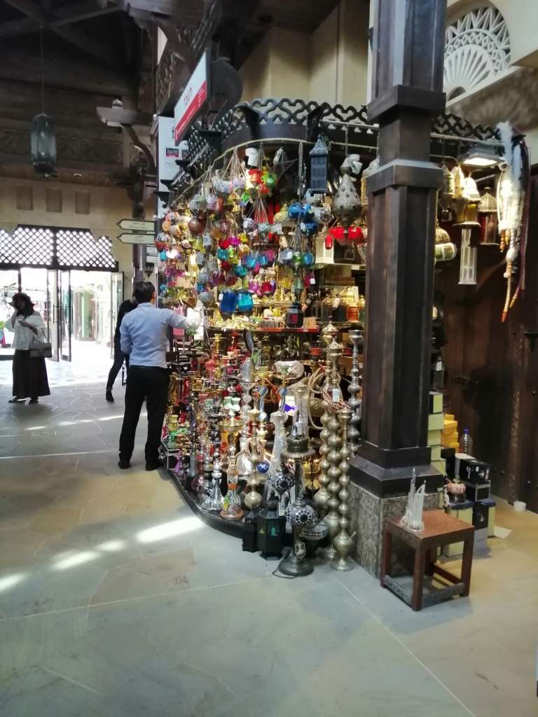 Kamu bisa berbelanja di Madinat Jumeirah.
