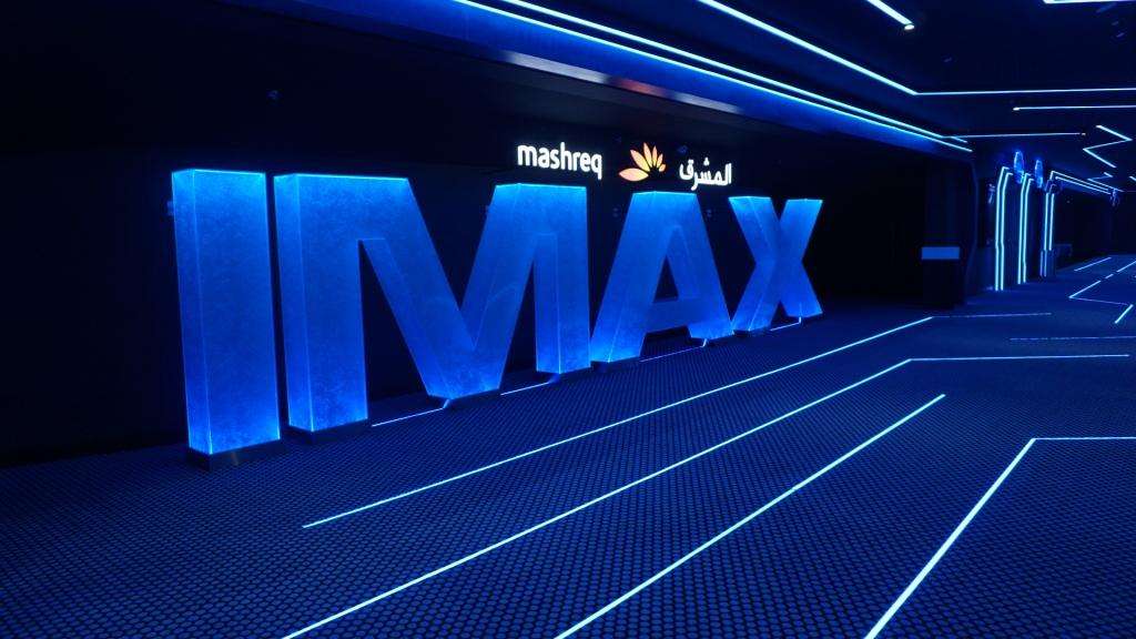 Kamu juga bisa menikmati bioskop.