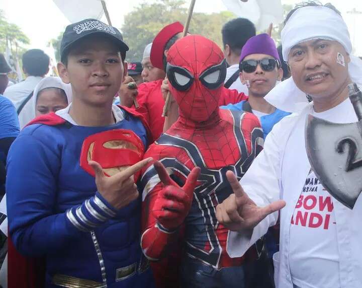 Spiderman berfoto dengan Superman dan Wiro Sableng. Spiderman berfoto dengan Superman dan Wiro Sableng.