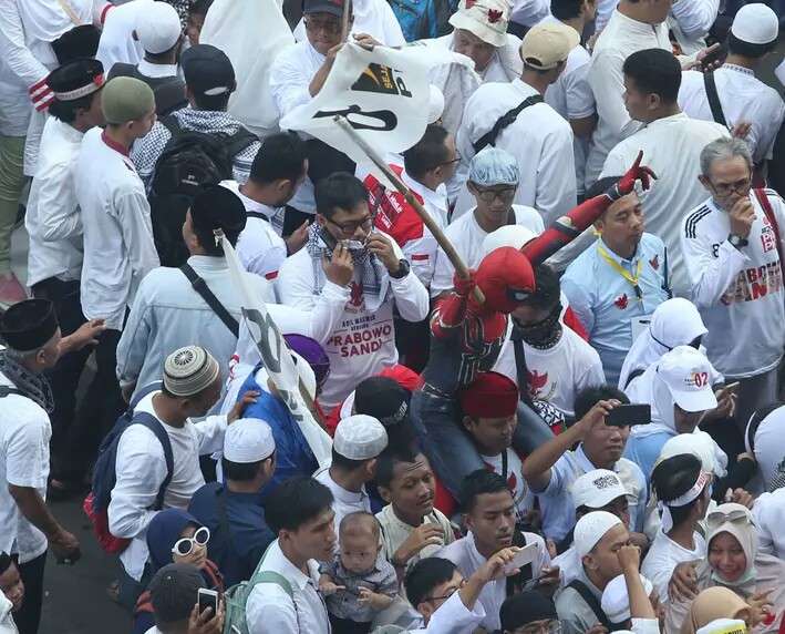 Spider-Man mengibarkan bendera PKS Spider-Man mengibarkan bendera PKS