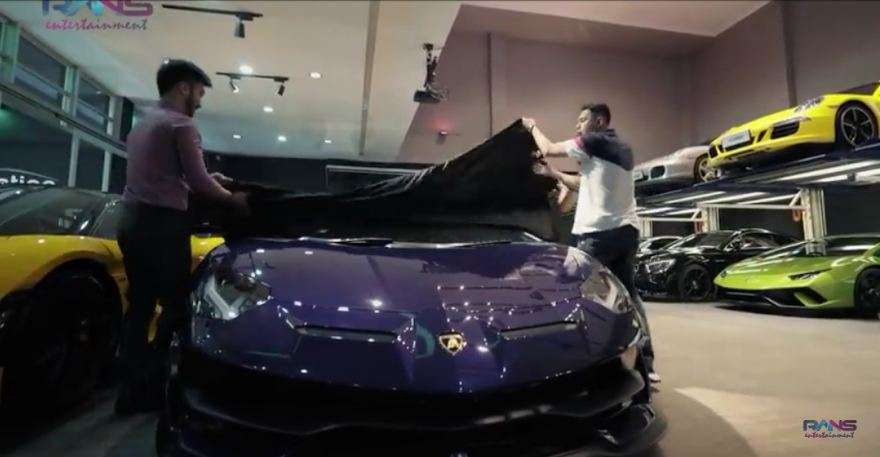 Raffi Ahmad dan Rudi Salim membuka penutup mobil Aventador SVJ