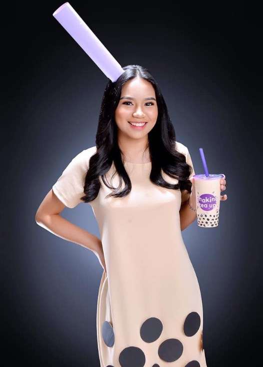 Penamplan Em Zuniga dengan baju bubble tea saat wisuda.