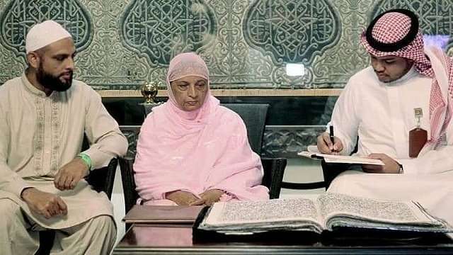 Naseem Akhtar bersama Alquran tulisan tangan yang dibuat dengan teknik sulam.