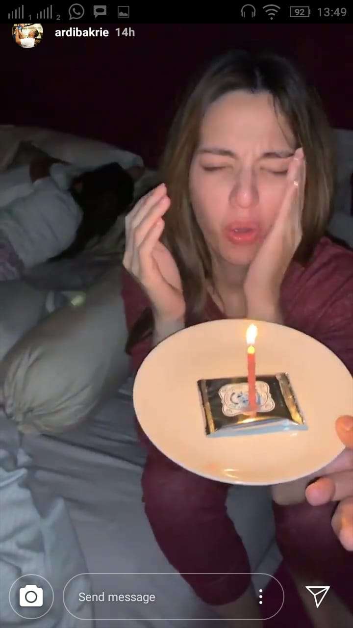 Sang istri akhirnya tiup lilin.