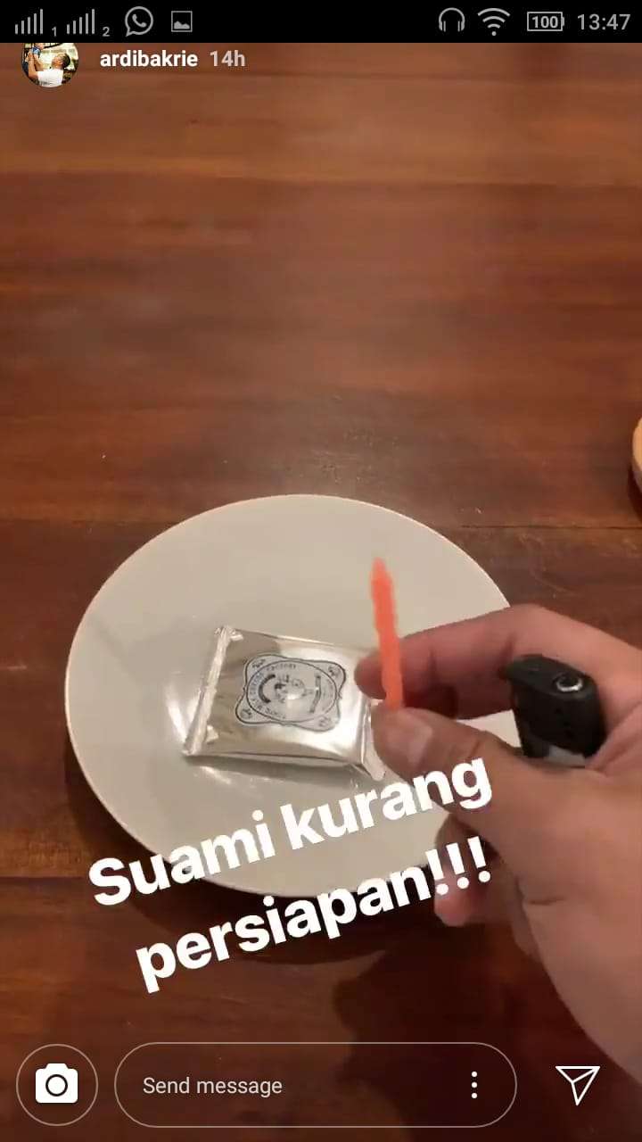 Lilin kecil akan ditaruh di atas biskuit.