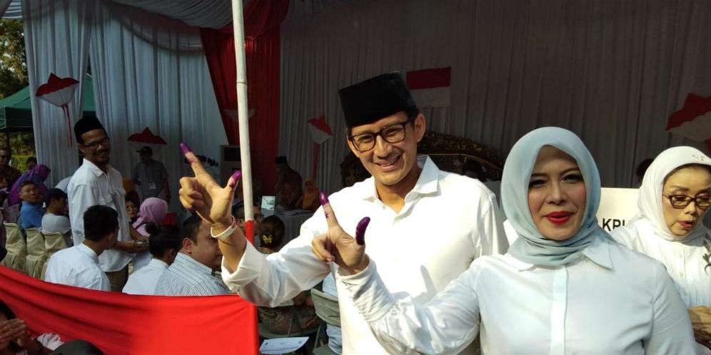 Sandiaga Uno dan istri usai mencoblos (Foto: Liputan6.com)