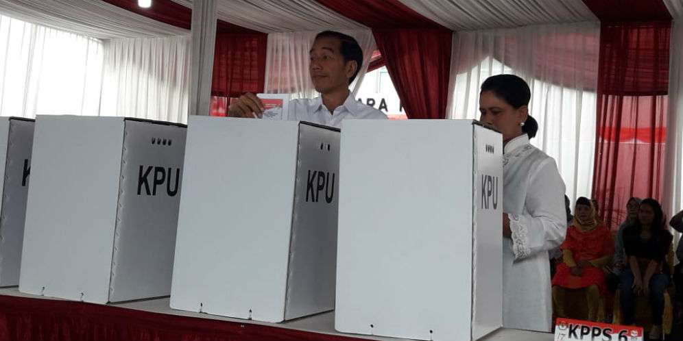 Jokowi dan Iriana melakukan pencoblosan