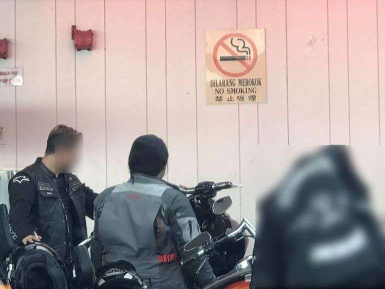 Padahal, ada tanda larangan merokok.