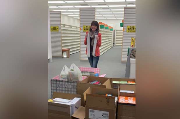 Ratusan pasang sepatu diborong wanita ini.