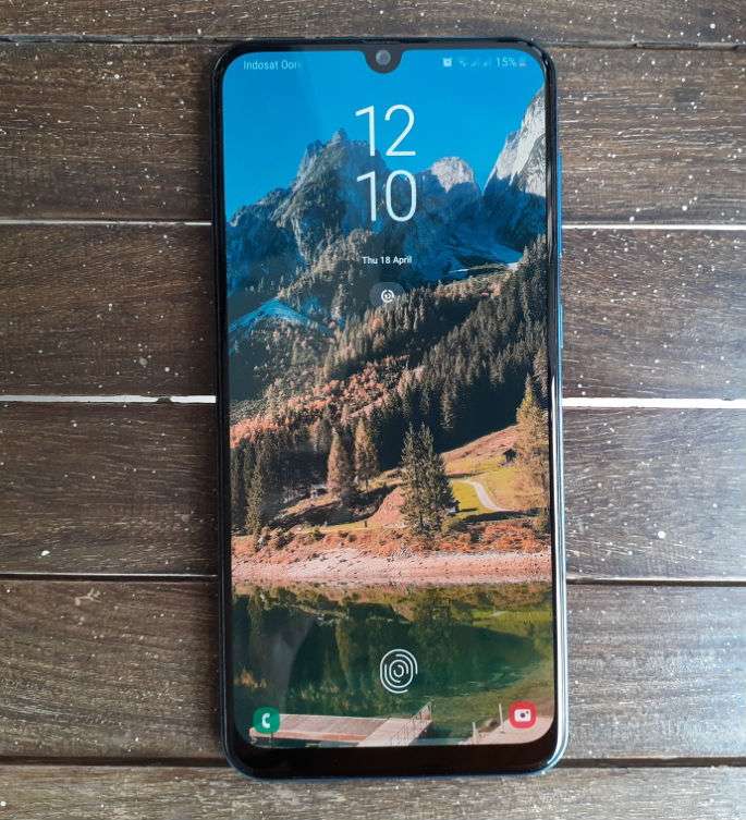 Samsung A50 punya layar AMOLED.