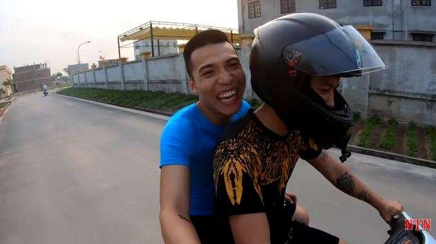 Motor ini dikendarai oleh dua orang.