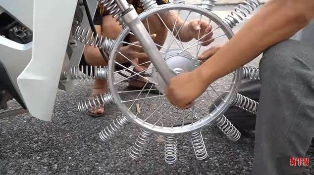 Ban pegas dipasang di roda depan.
