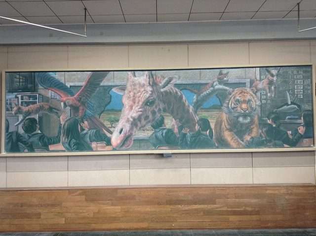 Seni menggambar dengan kapur di papan tulis.