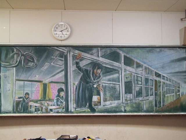 Seni menggambar dengan kapur di papan tulis.