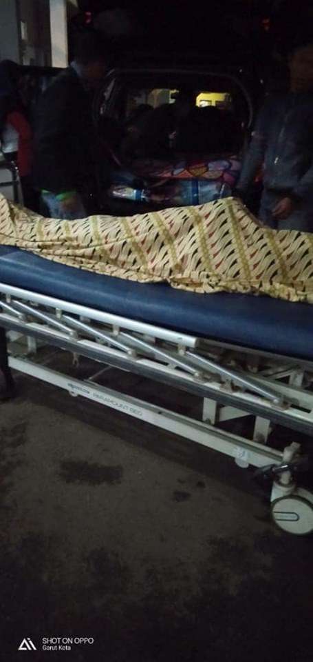 Jenazah dibawa menggunakan mobil taksi online