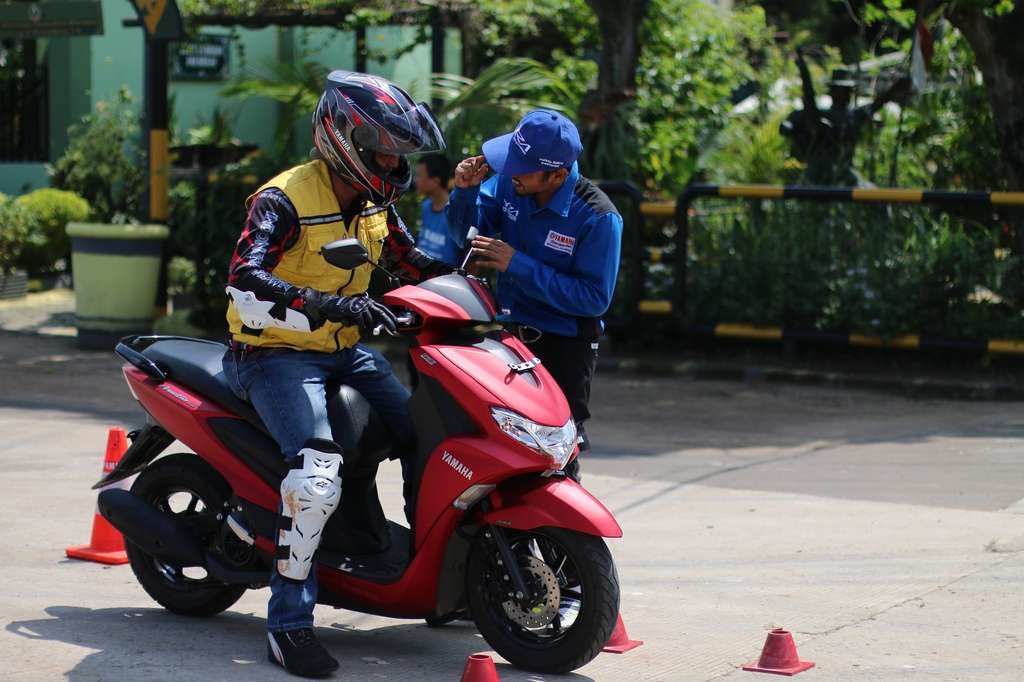 Yamaha menggelar safety riding untuk masyarakat. Yamaha menggelar safety riding untuk masyarakat.