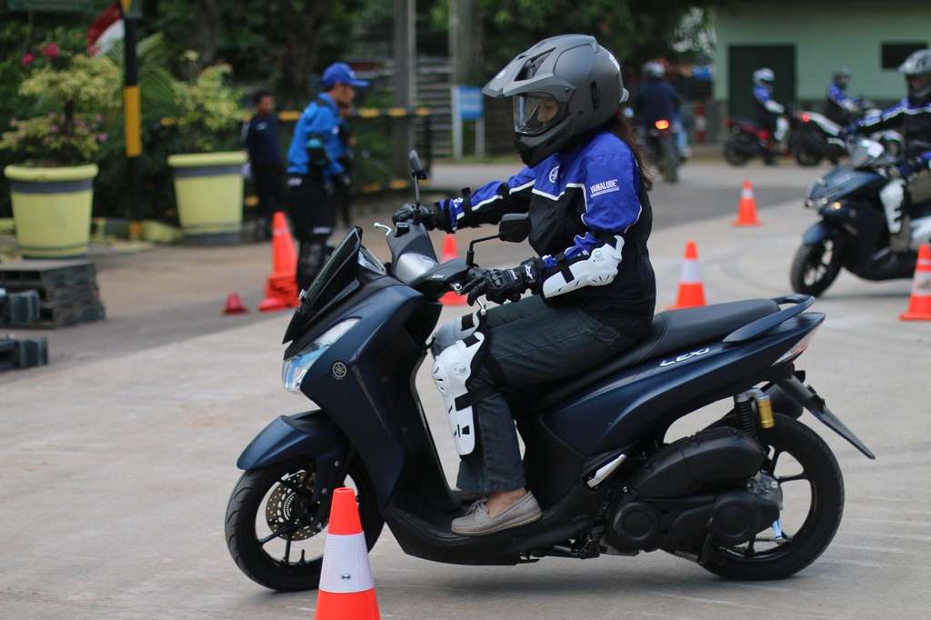 Yamaha menggelar safety riding untuk masyarakat. (3) Yamaha menggelar safety riding untuk masyarakat. (3)