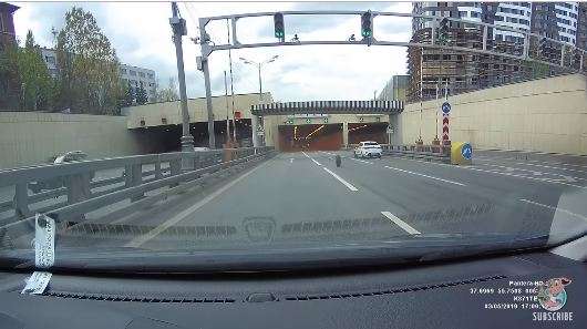 Bannya menggelinding ke arah kolong jembatan.