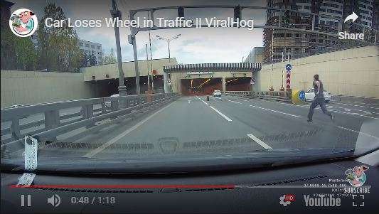 Pemilik mobil berlari mengejar ban mobilnya.