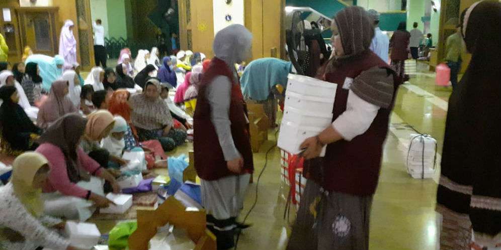 Takjil dibagikan ke jemaah (Foto: Istimewa)