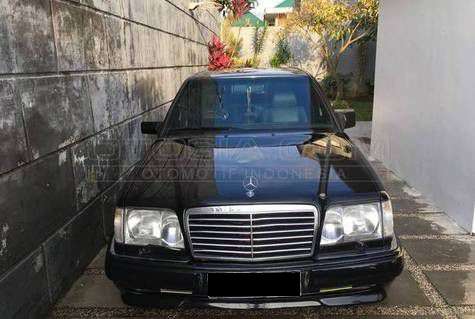 Mobil Bekas Mercedes Benz E-Class 300 A/T