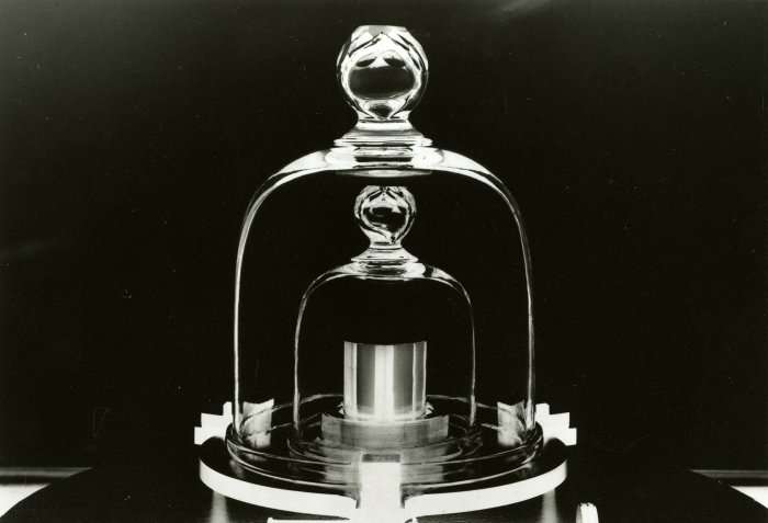 Replika standar satuan kilogram yang digunakan sekarag.