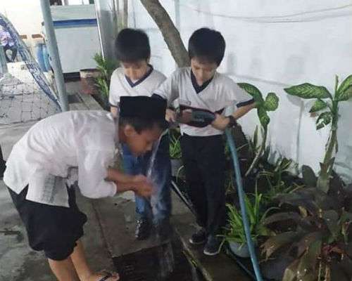 Siswa dan guru madrasah sholat di halaman gereja (Foto: Instagram @makassar_iinfo)