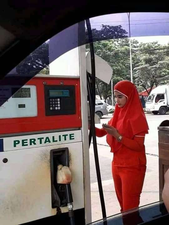 Petugas SPBU