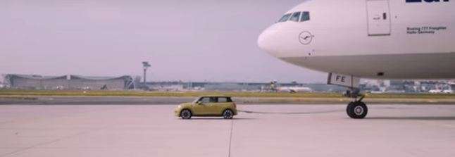 Mini Cooper elektrik bisa menarik pesawat.