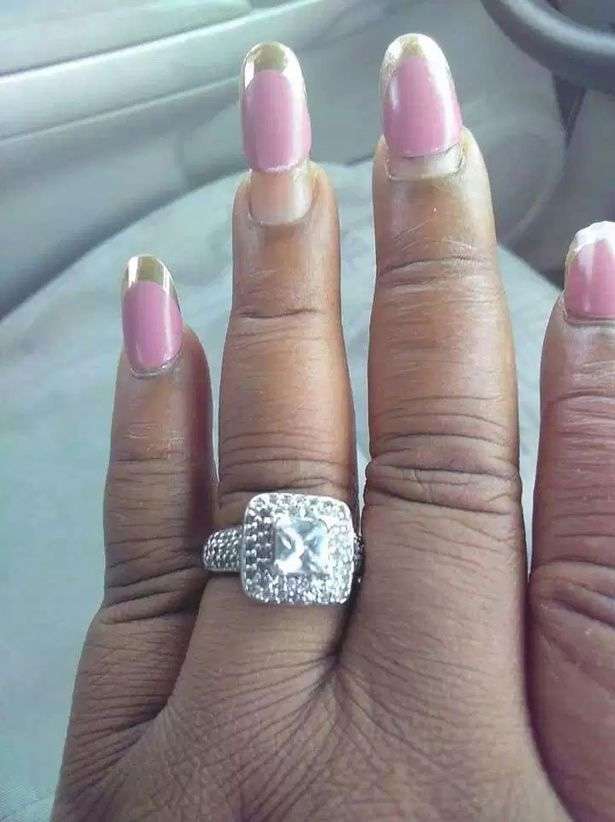 Penampakan cincin pertunangan yang viral.