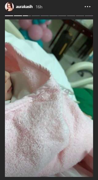 Aura Kasih melahirkan