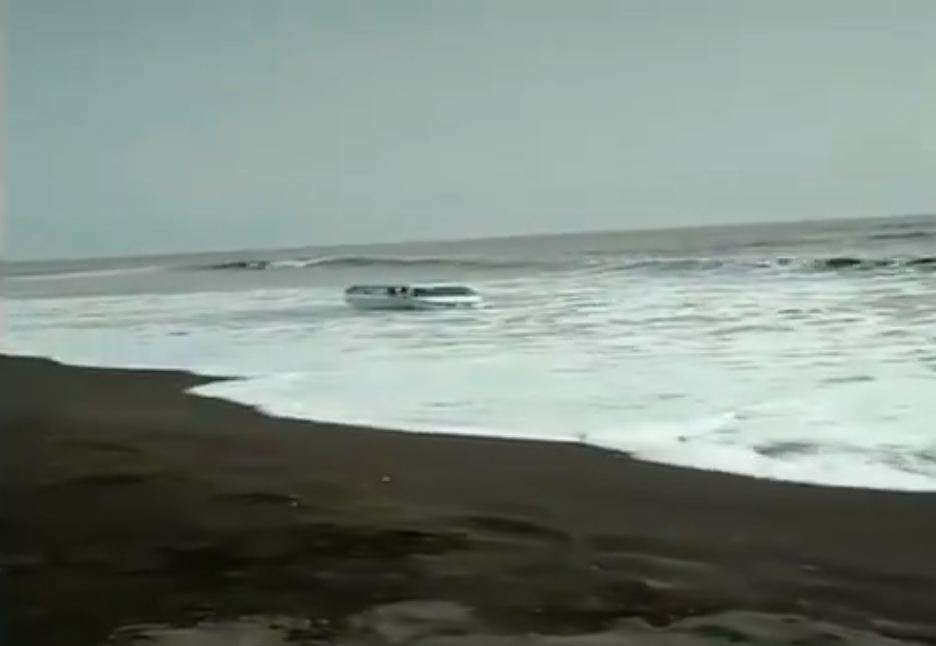 Suzuki Ertiga tersangkut di pasir pantai (2)