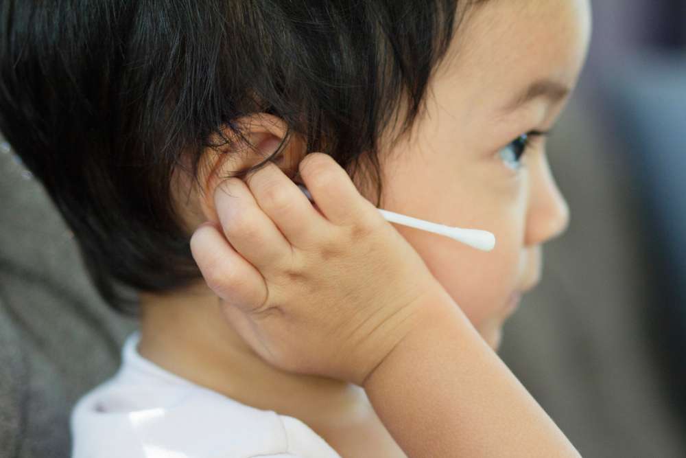 Membersihkan Telinga Anak