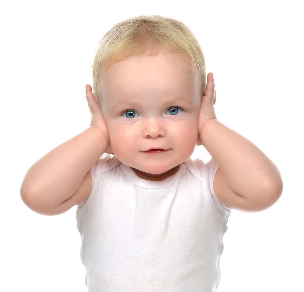 Membersihkan Telinga Anak