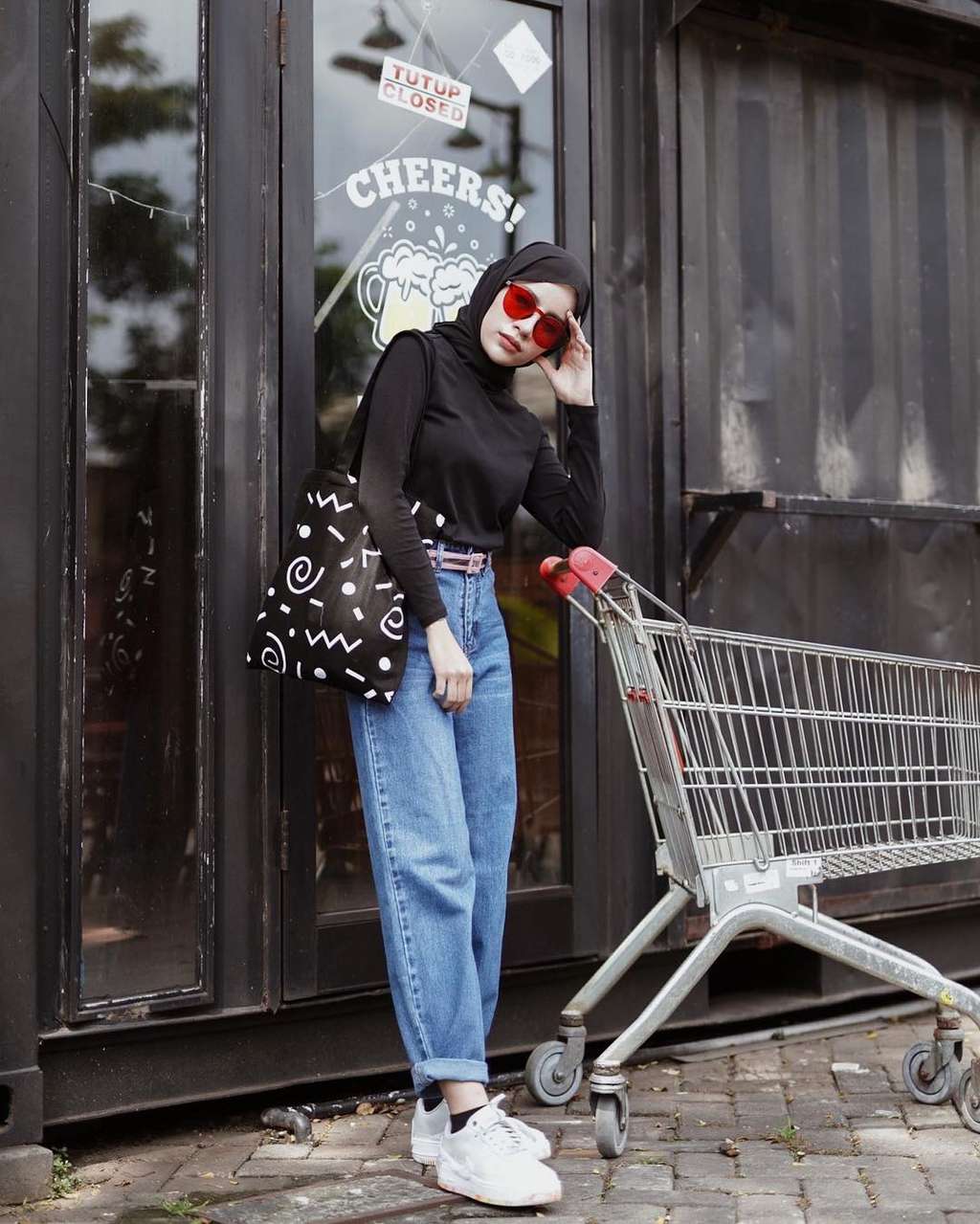 Pesona Gaya Hijab Aghnia Punjabi, Bisa Ditiru