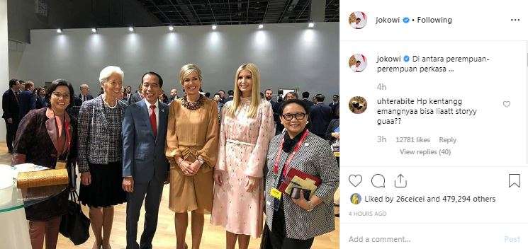 Jokowi berfoto dengan para perempuan perkasa.