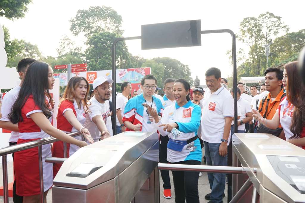 Menteri BUMN, Rini Soemarno, mencoba pembayaran dengan LinkAja.