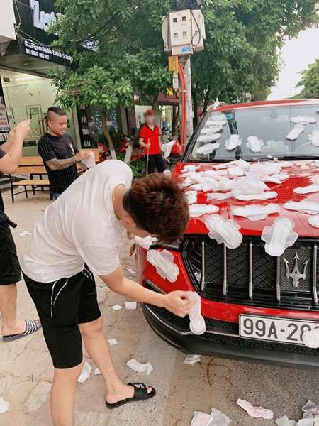 Pemilik kendaraan mencopoti pembalut-pembalut yang menempel di badan mobil.