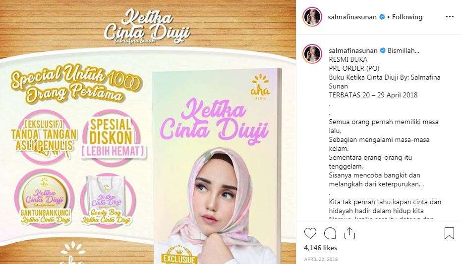 Salmafina Sunan menulis buku.