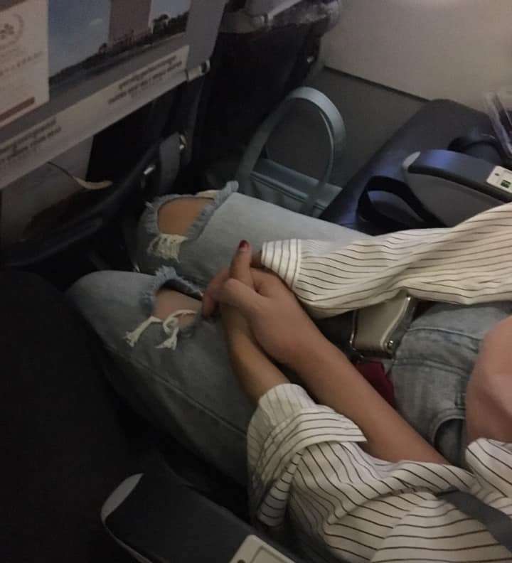 Sesekali mereka berpegangan tangan saat terjadi turbulensi.