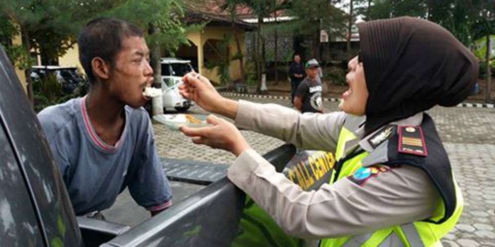 Polisi suapi orang dengan gangguan kejiwaan Polisi suapi orang dengan gangguan kejiwaan