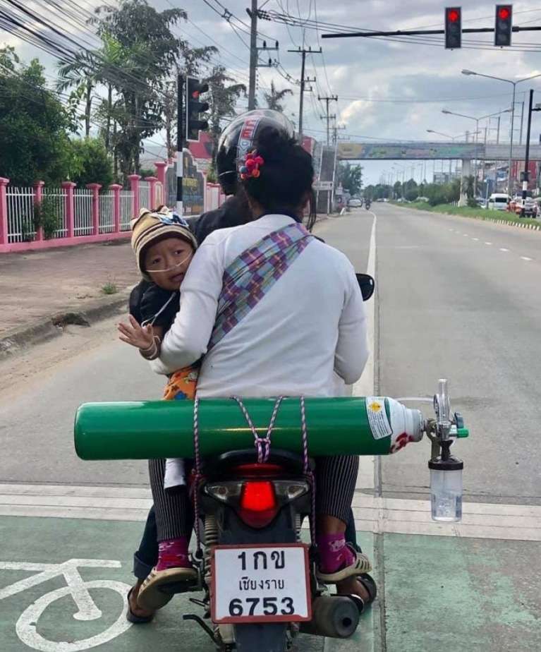 Ke mana-mana harus dengan tabung oksigen.