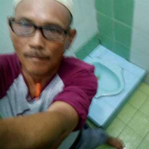 Pria terjebak di WC