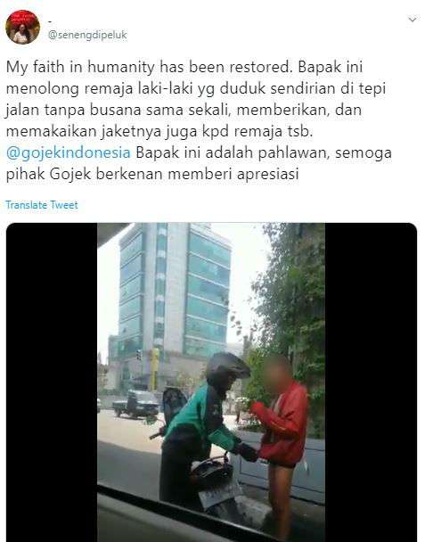 Pengemudi ojol mengenakan jaket ke ODGJ(Foto: Twitter/senengdipeluk)