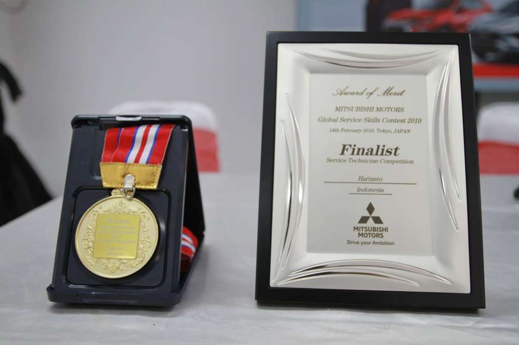 Penghargaan montir Mitsubishi.