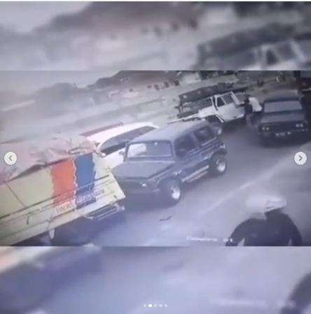 Pengemudi dan penumpang Land Rover berhasil menyelamatkan diri.